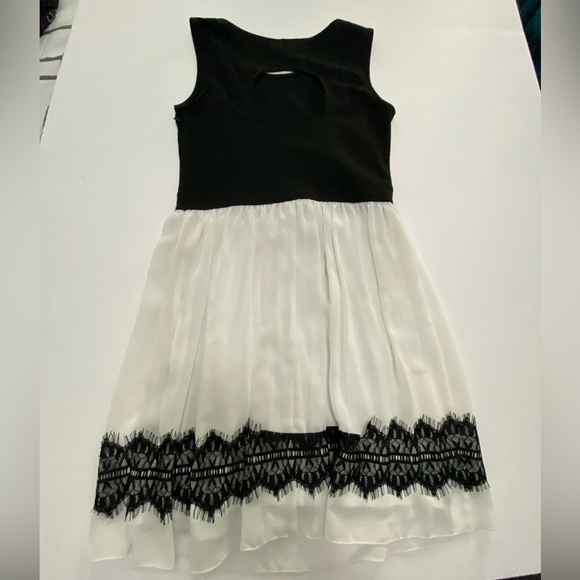 En Focus Studio Black and White Sleeveless dress with
Open Back size 6P - Picture 4 of 9